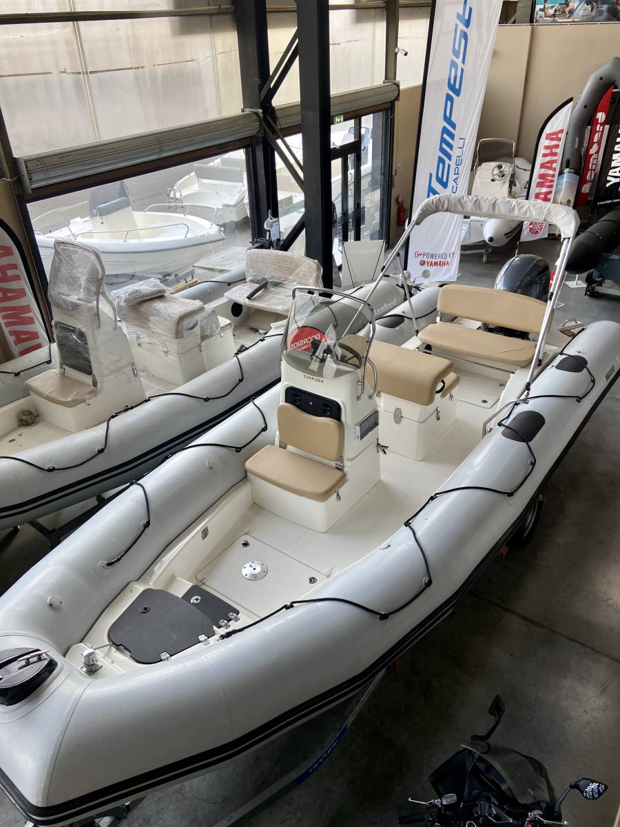 VENDU BATEAU SEMI RIGIDE OCCASION BOMBARD Sunrider 700 GRIS CLAIR + YAMAHA F150XB
