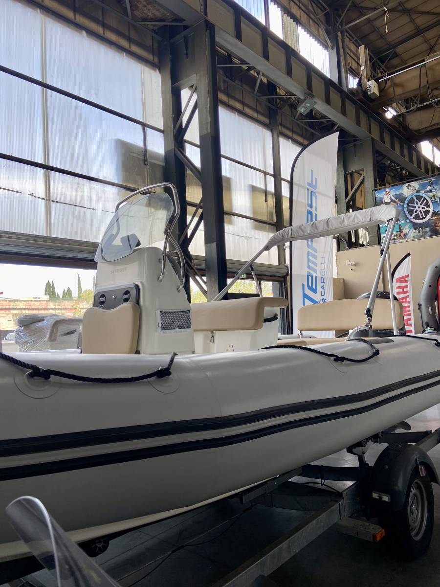 VENDU BATEAU SEMI RIGIDE OCCASION BOMBARD Sunrider 700 GRIS CLAIR + YAMAHA F150XB