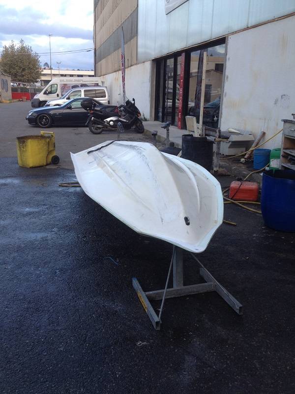 enlèvement du flotteur déchiré nettoyage et ponçage de la coque