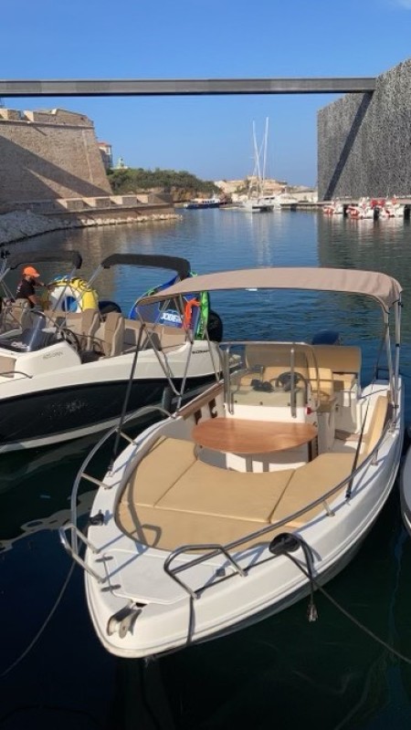 MAGNIFIQUE CAPELLI CAP 18 OPEN + YAMAHA F80BETL ENSEMBLE DE 2008 SUR MARSEILLE