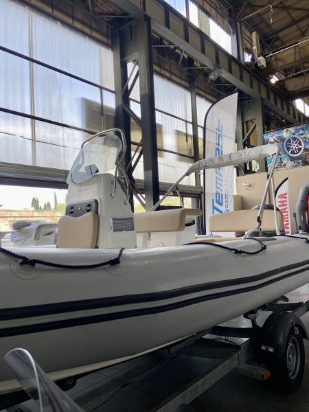 VENDU BATEAU SEMI RIGIDE OCCASION BOMBARD Sunrider 700 GRIS CLAIR + YAMAHA F150XB