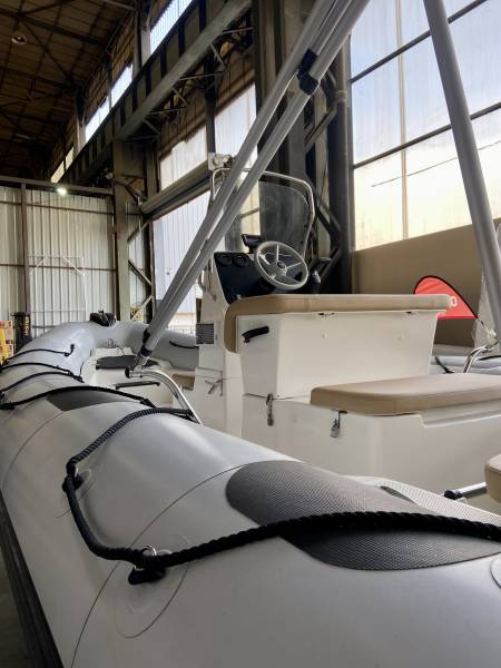 VENDU BATEAU SEMI RIGIDE OCCASION BOMBARD Sunrider 700 GRIS CLAIR + YAMAHA F150XB